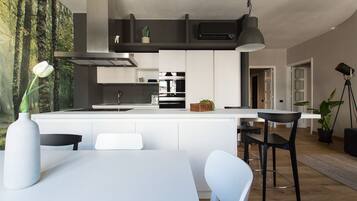 Frigorifero, microonde, forno, piano cottura