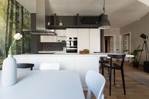 Fridge, microwave, oven, stovetop - Calìxa Guesthouse - Apartment Cagliari center, three rooms with private bathroom (Cagliari)