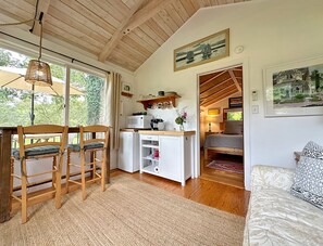 TV - Small One Bedroom Private Cottage on Large Quiet Property. (Tisbury)