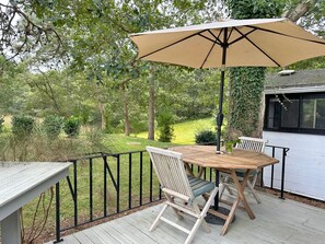 Outdoor dining - Small One Bedroom Private Cottage on Large Quiet Property. (Tisbury)