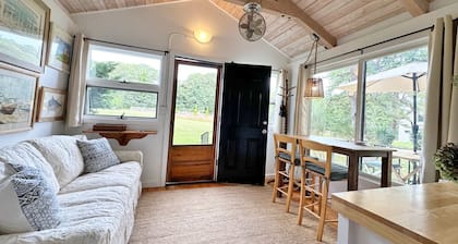 Cabaña de una habitación en una gran propiedad a poca distancia de Vineyard Haven