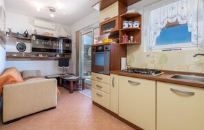 Geladeira, cooktop, cafeteira/chaleira