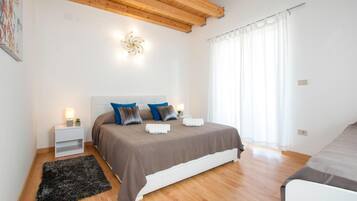 2 habitaciones, cuna de viaje, wifi gratis y ropa de cama