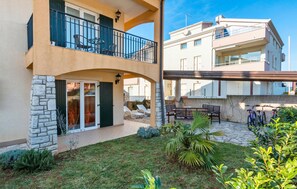 Outdoor dining - Gorgeous home in Volme with outdoor swimming pool (Volme)