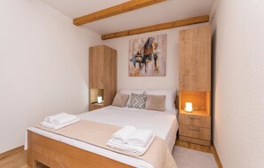 3 bedrooms, travel cot, free WiFi, bed sheets