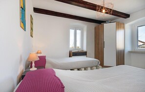 4 bedrooms, travel cot, free WiFi, bed sheets - Lovely home in Vodnjan (Vodnjan)