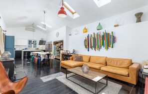 TV connectée, cheminée, baby-foot, table de tennis de table