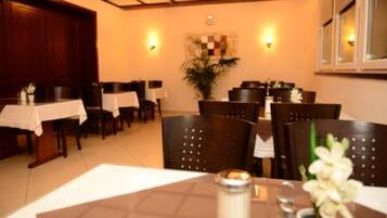 Dagelijks ontbijtbuffet (EUR 13 per persoon)