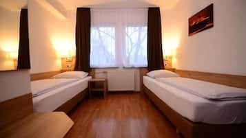 Twin kamer | Individueel gedecoreerd, geluiddichte muren, een strijkplank/strijkijzer