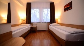 Twin kamer | Individueel gedecoreerd, geluiddichte muren, een strijkplank/strijkijzer
