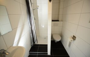 Een douche, een haardroger, handdoeken, zeep
