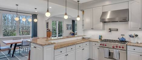 ثلاجة، ميكروويف، فرن، موقد طهي مسطح