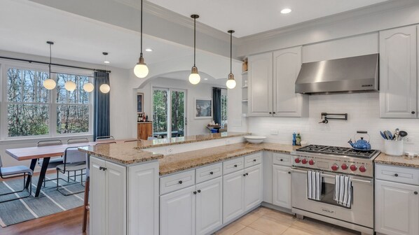 Køleskab, mikrobølgeovn, ovn, kogeplade