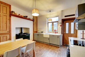 Fridge, microwave, oven, stovetop - Victorian townhouse near International Conference Centre / Kings Quarter (Harrogate)
