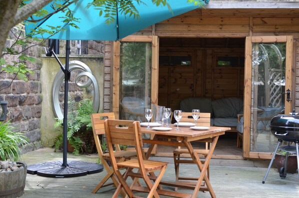 Outdoor dining - Victorian townhouse near International Conference Centre / Kings Quarter (Harrogate)