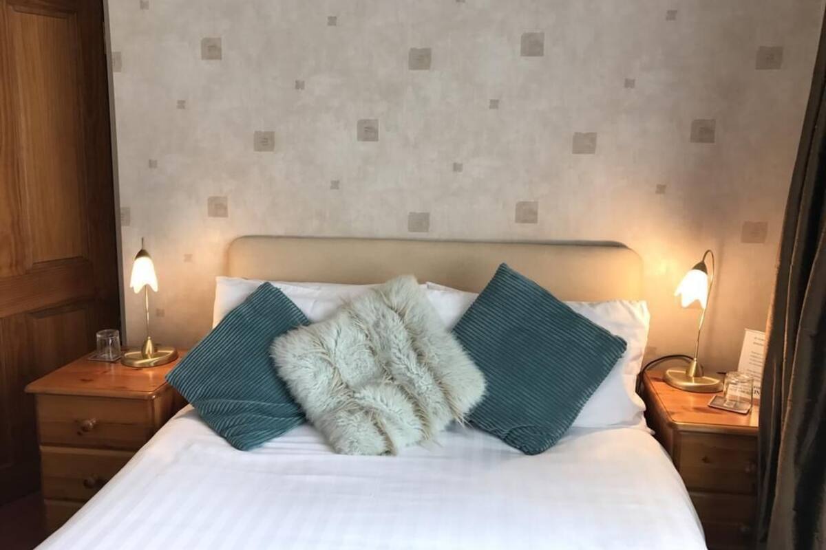 Double Room | Iron/ironing board, WiFi (free), bed sheets
