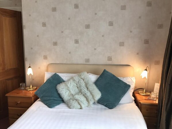 Double Room | Iron/ironing board, free WiFi, bed sheets - Wimberley House (Inverness)