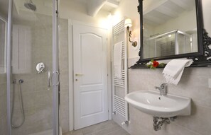 Dusche, Haartrockner, Bidet
