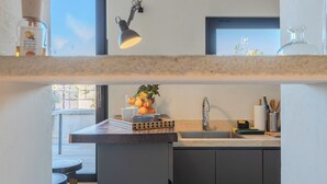 Coffee/tea maker, fridge, microwave, oven - Romantic Terrace Hideaway in the Heart of Rome (Roma)
