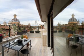 Outdoor dining - Romantic Terrace Hideaway in the Heart of Rome (Roma)