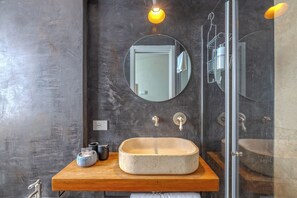Shower, hair dryer, bidet, towels - Romantic Terrace Hideaway in the Heart of Rome (Roma)