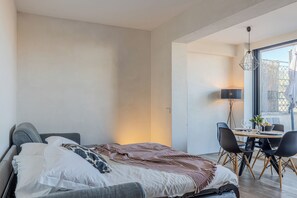 1 Schlafzimmer, Zimmersafe, Schreibtisch, Bügeleisen/Bügelbrett