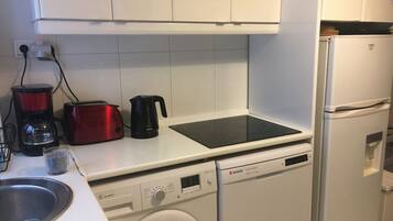 Een koelkast, een magnetron, een oven, een kookplaat