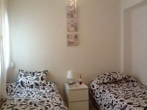 3 habitaciones, tabla de planchar con plancha, wifi y ropa de cama 