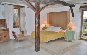 7 bedrooms, travel crib, free WiFi