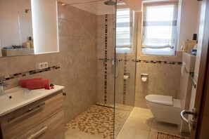 Dusche, Haartrockner, Handtücher, Seife