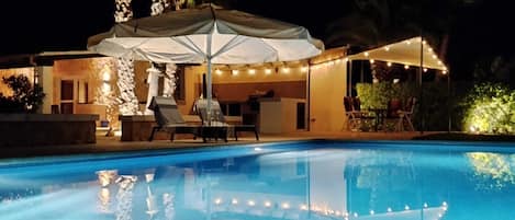 Una piscina al aire libre