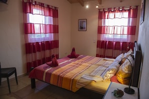 2 chambres, coffre-fort, bureau, fer et planche à repasser