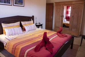 2 habitaciones, caja de seguridad en la habitación y escritorio 