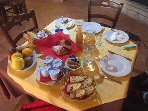 Free daily buffet breakfast  - La Casa Del Priore (Patti)