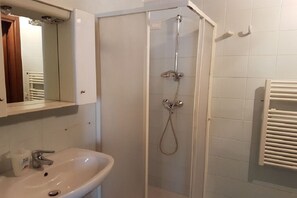 Shower, hair dryer, bidet, towels - Vicolo San Francesco apartment (Verona)