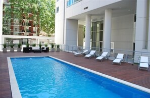 Una piscina al aire libre, una piscina climatizada