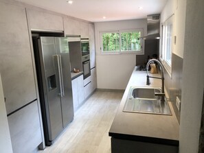 Refrigerador, microondas, lavavajillas y tetera eléctrica