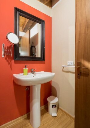 Douche, sèche-cheveux, bidet, serviettes fournies