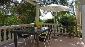 Outdoor dining - When the cicadas wake up: Eucalyptus (SAINT AYGULS)