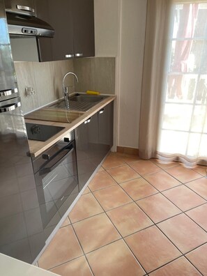 Fridge, microwave, oven, stovetop - When the cicadas wake up: Eucalyptus (SAINT AYGULS)