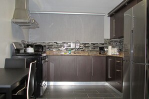 ثلاجة، ميكروويف، فرن، موقد طهي مسطح