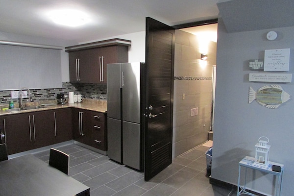 Kylskåp, mikrovågsugn, ugn och spishäll