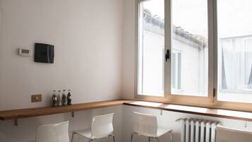 Réfrigérateur dans l'espace commun