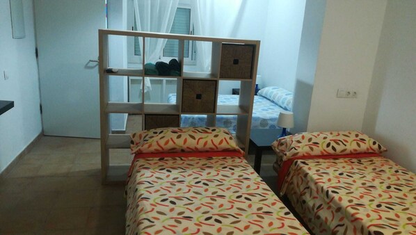 Tabla de planchar con plancha, wifi gratis y ropa de cama 