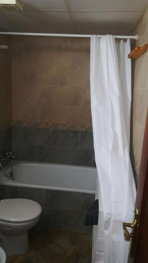 Artículos de tocador gratuitos, secador de pelo, toallas