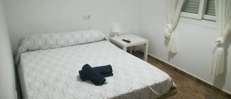 Doppelzimmer (Shared Bathroom) | Bügeleisen/Bügelbrett, kostenloses WLAN, Bettwäsche