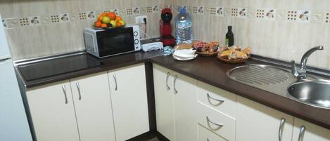 Full-size fridge, microwave, stovetop, coffee/tea maker