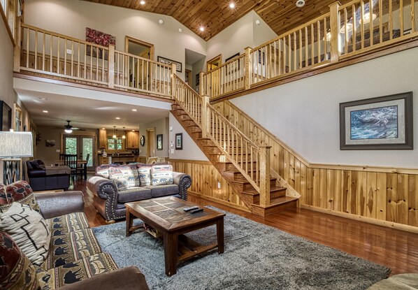 Flat-screen TV, fireplace, Netflix, Hulu