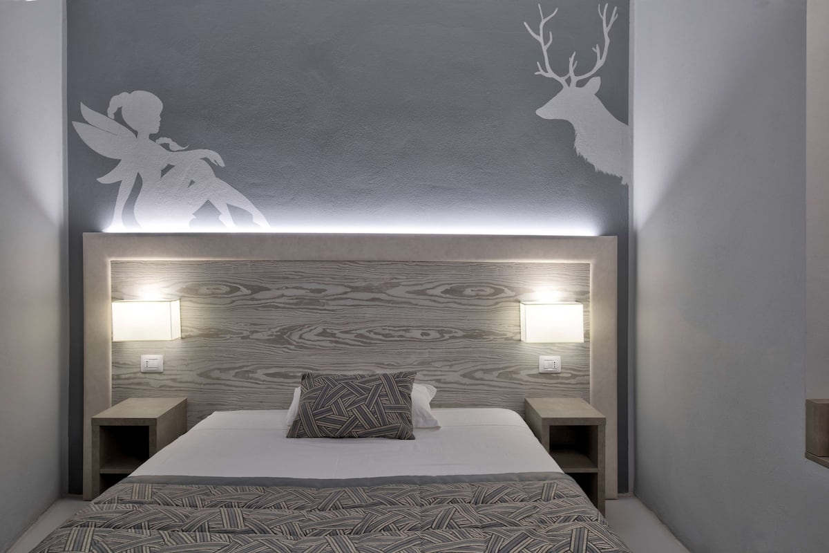 Standard Room, 1 Twin Bed, Non Smoking | 1 bedroom, minibar, in-room safe, individually decorated