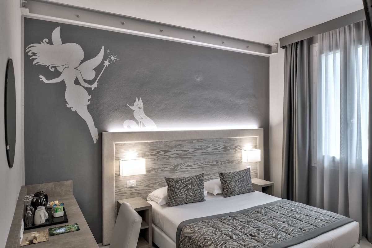 Rom – standard, 1 queensize-seng, ikke-røyk (Converts to 2 Twin Beds) | Sengetøy av topp kvalitet, minibar, safe på rommet og skrivebord